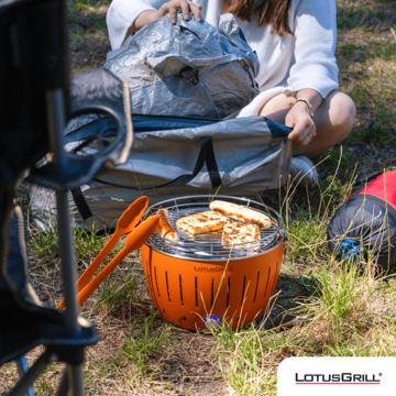 LotusGrill S orange Zubeho r Zange orange Zelten Zelt Campen min