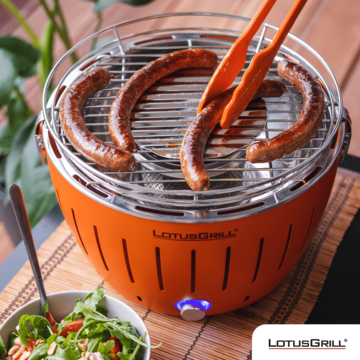 LotusGrill S orange Zubeho r Zange orange Wurst Merguez min
